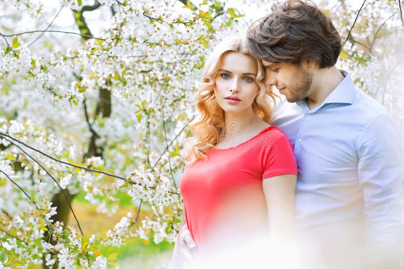 Ausgaben-Freizeit des verheirateten Paars im Obstgarten lizenzfreie stockfotografie Ausgaben-Freizeit des verheirateten Paars im Obstgarten lizenzfreie stockfotografie