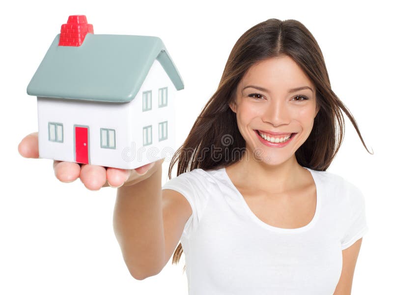 Ausgangs-/Hauskonzept - Frau, die Minihaus hält stockbild Ausgangs-/Hauskonzept - Frau, die Minihaus hält stockbild