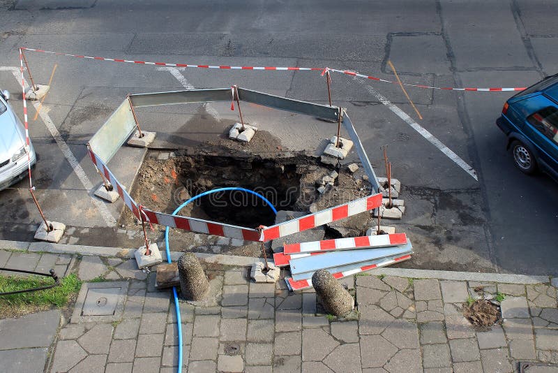 Ausgegrabene Grube in der Straße für die Reparatur der Arbeit stockfotos Ausgegrabene Grube in der Straße für die Reparatur der Arbeit stockfotos