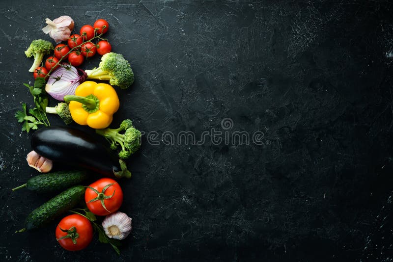 Ausgereifte Gemüse. frischem Gemüse auf schwarzen Steinhintergrund. tropische Früchte. Draufsicht.