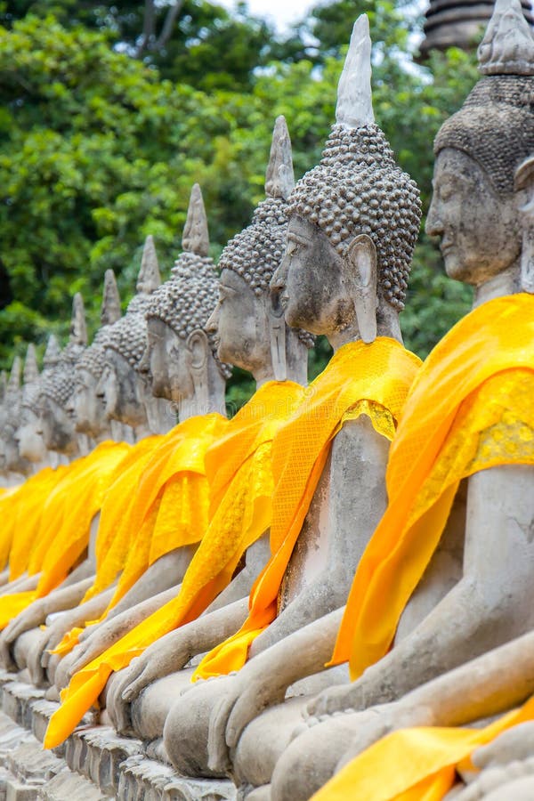 Ausgerichtete Buddha-Statuen bei Wat Yai Chaimongkol, Ayutthaya, Thailand stockfotos Ausgerichtete Buddha-Statuen bei Wat Yai Chaimongkol, Ayutthaya, Thailand stockfotos