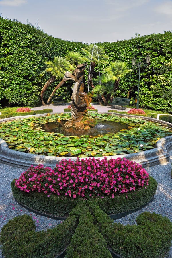Ausgezeichneter Park mit Statuen lizenzfreie stockfotos Ausgezeichneter Park mit Statuen lizenzfreie stockfotos