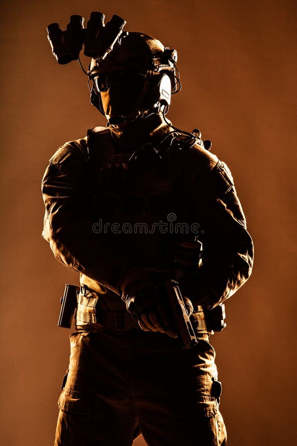Auslesekraftsoldat bewaffnet mit Service-Pistole stockfotografie Auslesekraftsoldat bewaffnet mit Service-Pistole stockfotografie