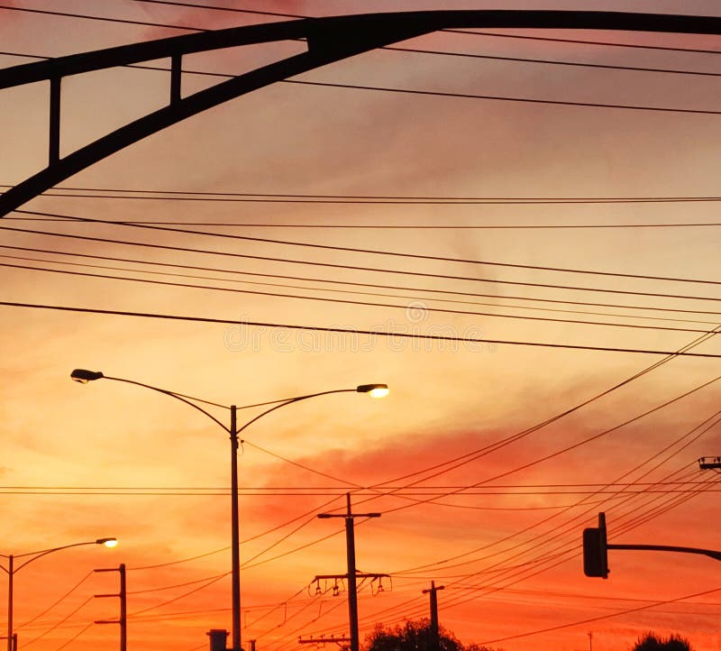 Ausrichtung der Stromleitungen und der Verkehrszeichenarchitektur während der SonnenuntergangsDämmerung lizenzfreie stockfotos Ausrichtung der Stromleitungen und der Verkehrszeichenarchitektur während der SonnenuntergangsDämmerung lizenzfreie stockfotos