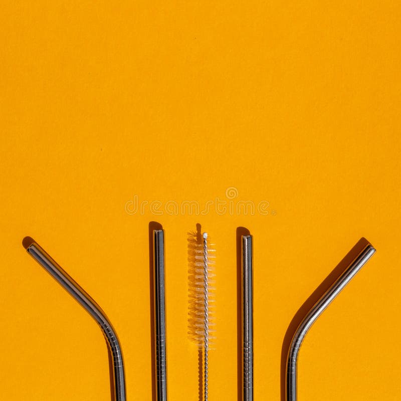 Ausrüstung wiederverwendbare Metallstrohe auf Orange Hintergrund. stockbilder