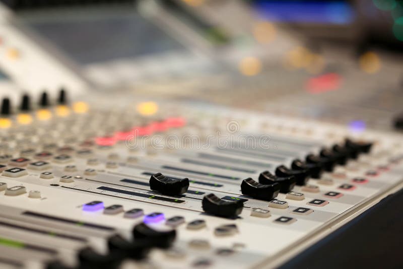 Ausrüstung zur Tonmeistersteuerung in Studio Fernsehsender, Audio a stockbild Ausrüstung zur Tonmeistersteuerung in Studio Fernsehsender, Audio a stockbild
