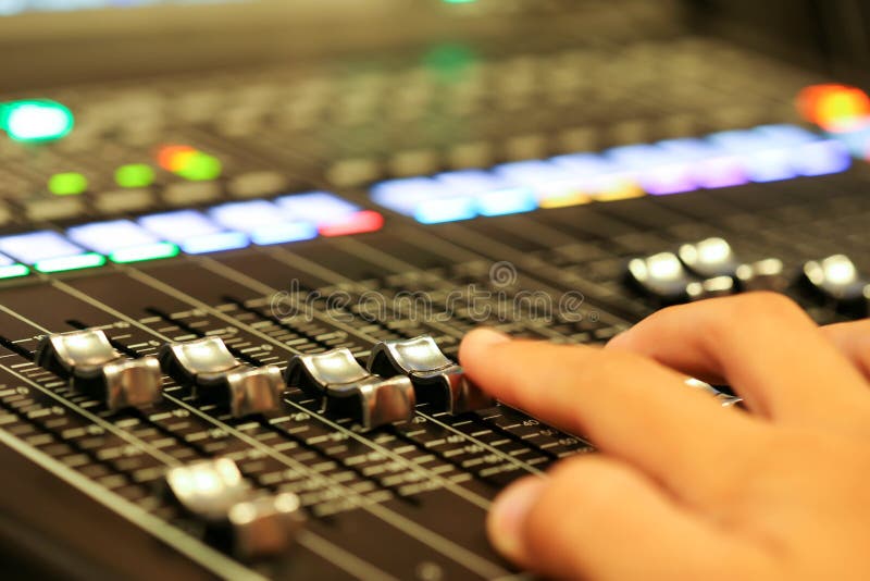 Ausrüstung zur Tonmeistersteuerung in Studio Fernsehsender, Audio a lizenzfreies stockbild Ausrüstung zur Tonmeistersteuerung in Studio Fernsehsender, Audio a lizenzfreies stockbild