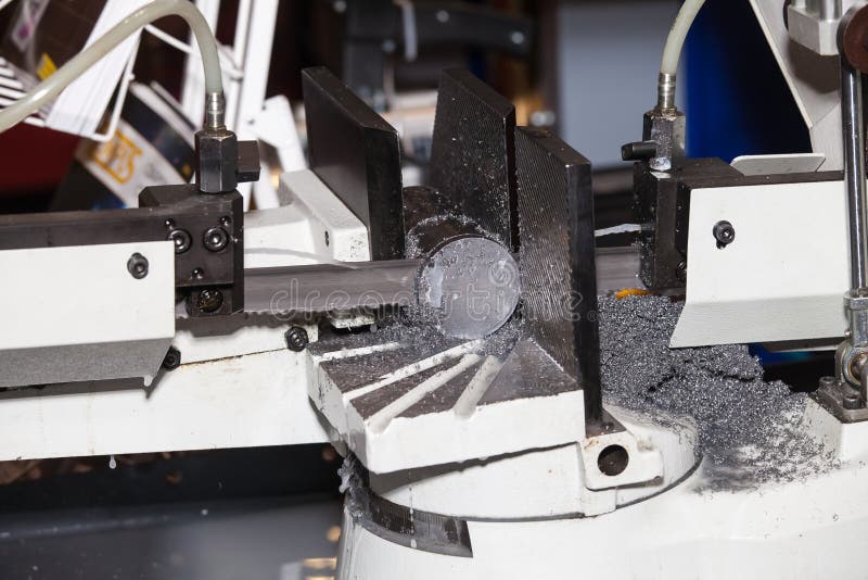 Ausschnittstreckenmaschine der Bandsägen horizontale automatische stockfotografie Ausschnittstreckenmaschine der Bandsägen horizontale automatische stockfotografie