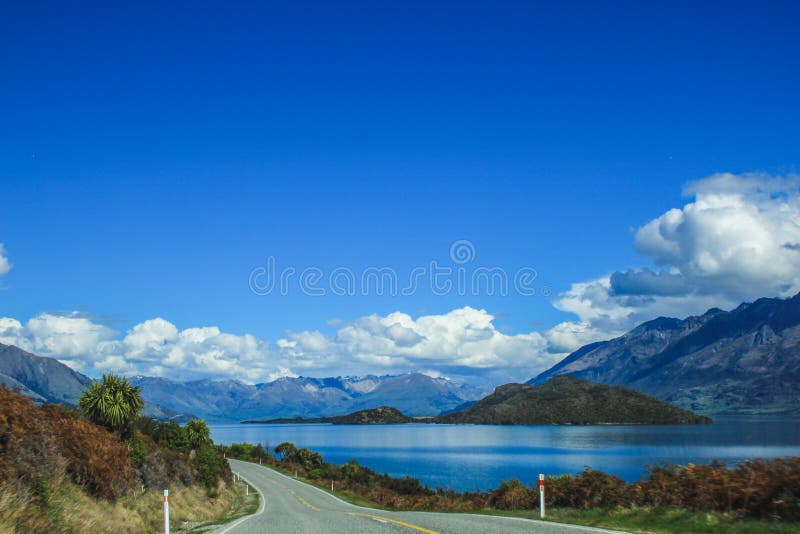 Aussicht auf das Gebirge Remarkables und den Wakatipu-See in Queenstown, Südinsel, Neuseeland lizenzfreie stockfotografie Aussicht auf das Gebirge Remarkables und den Wakatipu-See in Queenstown, Südinsel, Neuseeland lizenzfreie stockfotografie