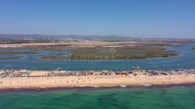 Aussicht auf die Küste und den Strand aus der Luft. Boote auf dem Wasser und Touristen entspannen am Strand, wie aus einer Drohne