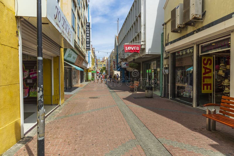 Aussicht auf eine Straße von Willemstad Stadtbewohner und Touristen auf der Straße mit schöner Architektur an heißen Sommertagen stockfotografie Aussicht auf eine Straße von Willemstad Stadtbewohner und Touristen auf der Straße mit schöner Architektur an heißen Sommertagen stockfotografie