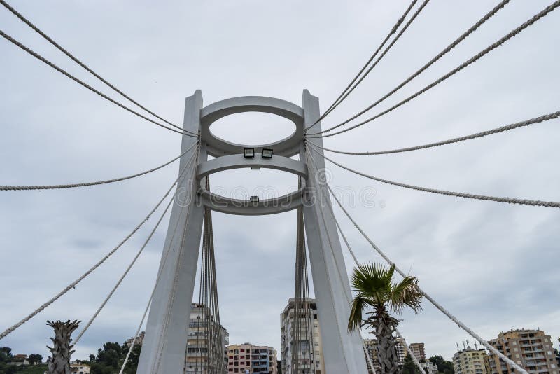 Aussicht auf einen Turm mit Aufhängebrücke stockfoto Aussicht auf einen Turm mit Aufhängebrücke stockfoto