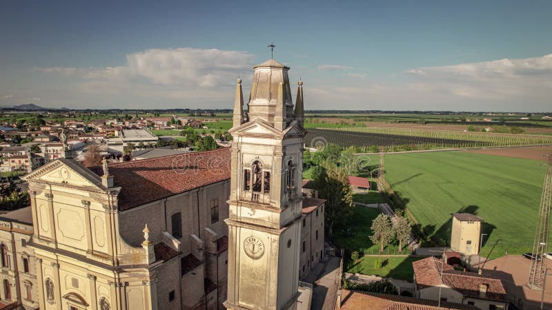 Aussicht auf Glockenturm und Kirche in einem venezianischen Dorf bei Sonnenuntergang