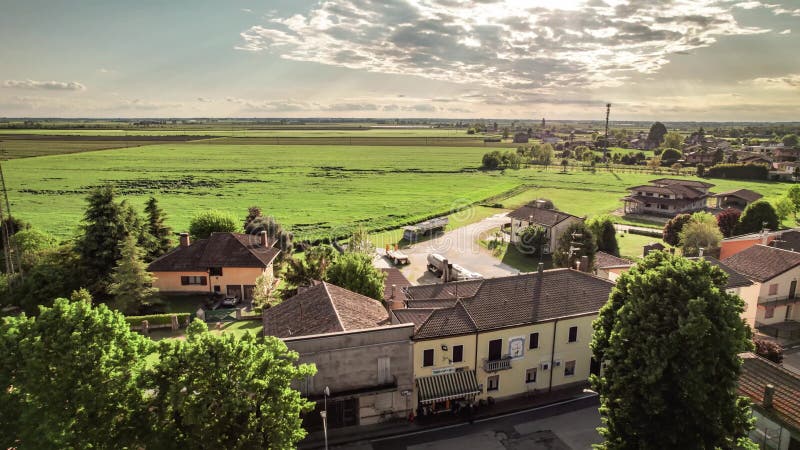 Aussicht auf Glockenturm und Kirche in einem venezianischen Dorf bei Sonnenuntergang