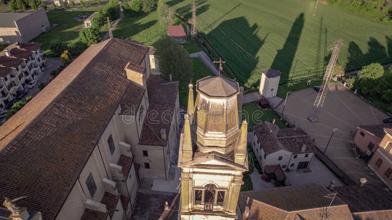 Aussicht auf Glockenturm und Kirche in einem venezianischen Dorf bei Sonnenuntergang