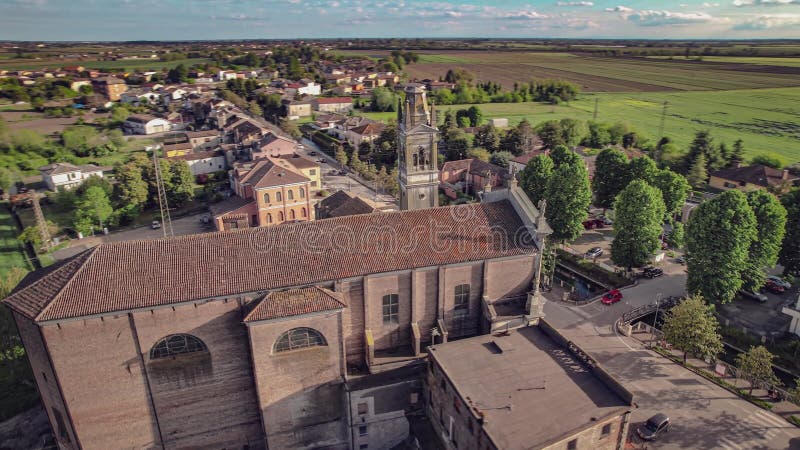 Aussicht auf Glockenturm und Kirche in einem venezianischen Dorf bei Sonnenuntergang