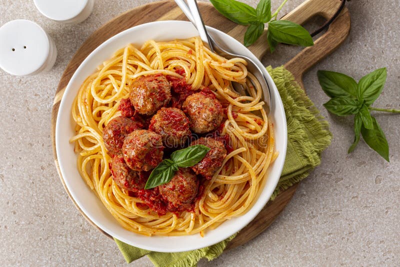 Aussicht auf Spaghetti und Fleischbällchen mit Tomatensauce und Basilikum stockfotografie
