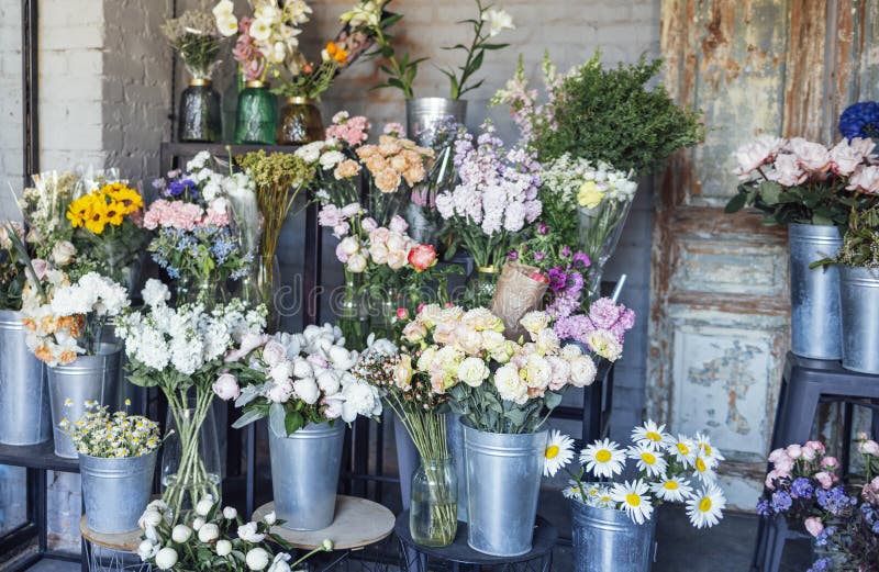Ausstellung eines Blumengeschäfts mit großem Sortiment im Retro-Stil stockfoto