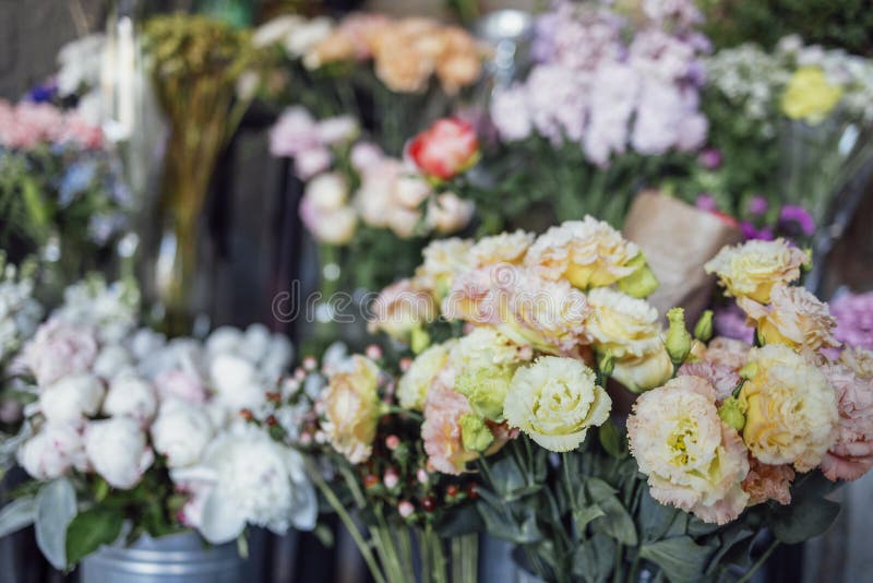 Ausstellung eines Blumengeschäfts mit großem Sortiment im Retro-Stil lizenzfreie stockbilder