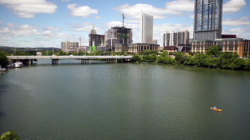 Austin miasta linii horyzontu W centrum Kayaker Żegluje Kolorado rzekę zbiory
