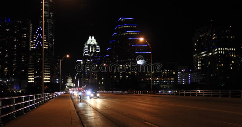 Austin texas νυχτερινοί σκούτερ στην bridge capital 4k απόθεμα βίντεο