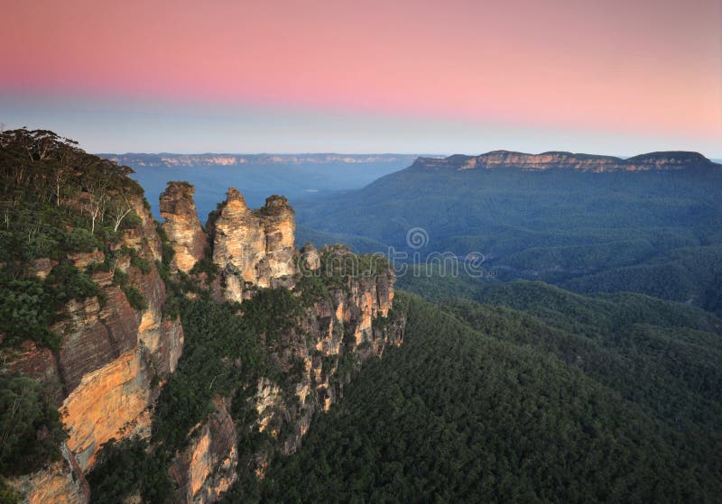 australia błękitny gór nsw siostr zmierzch trzy obraz royalty free australia błękitny gór nsw siostr zmierzch trzy obraz royalty free