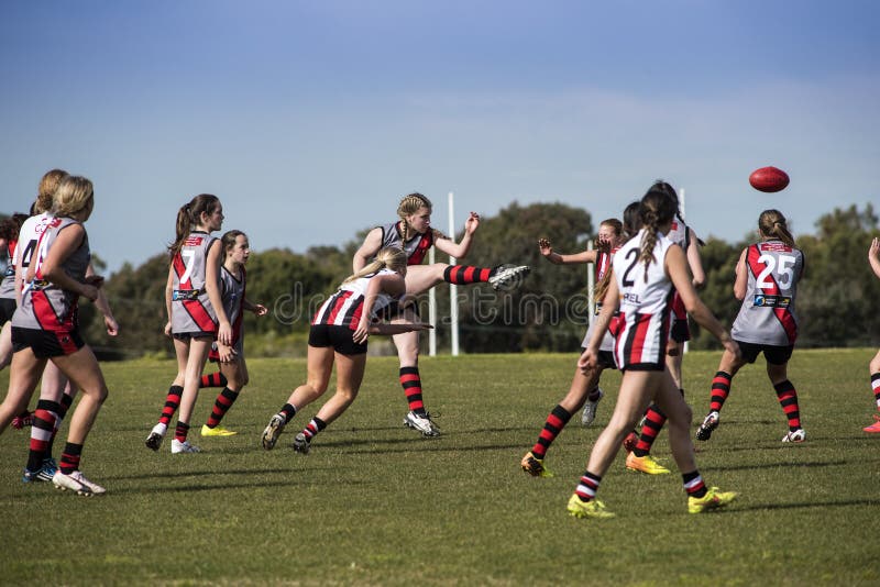 Australier Spiel der jungen Frauen ordnet Fußball an