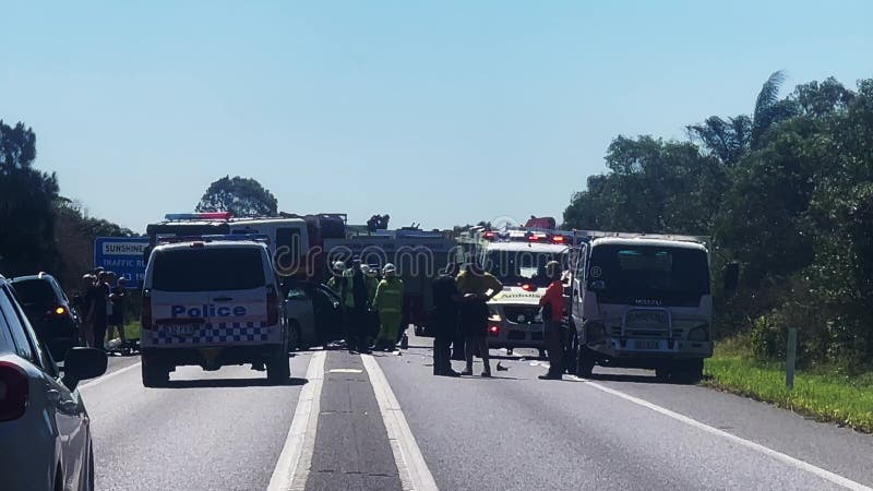 Australijskie siły ratownicze pomagają ofiarom wypadku samochodowego