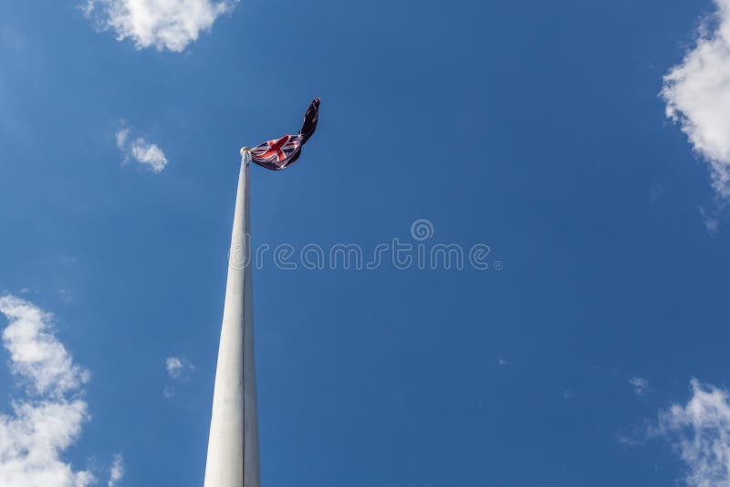 Australische Flagge auf einem hohen Fahnenmast, der in den blauen Himmel mit Kopienraum wellenartig bewegt, lizenzfreie stockbilder Australische Flagge auf einem hohen Fahnenmast, der in den blauen Himmel mit Kopienraum wellenartig bewegt, lizenzfreie stockbilder