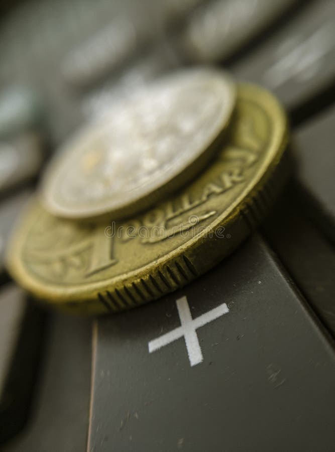 Australischer Dollar des Finanzkonzeptes auf Taschenrechner plus Schlüsselmakro stockbild Australischer Dollar des Finanzkonzeptes auf Taschenrechner plus Schlüsselmakro stockbild