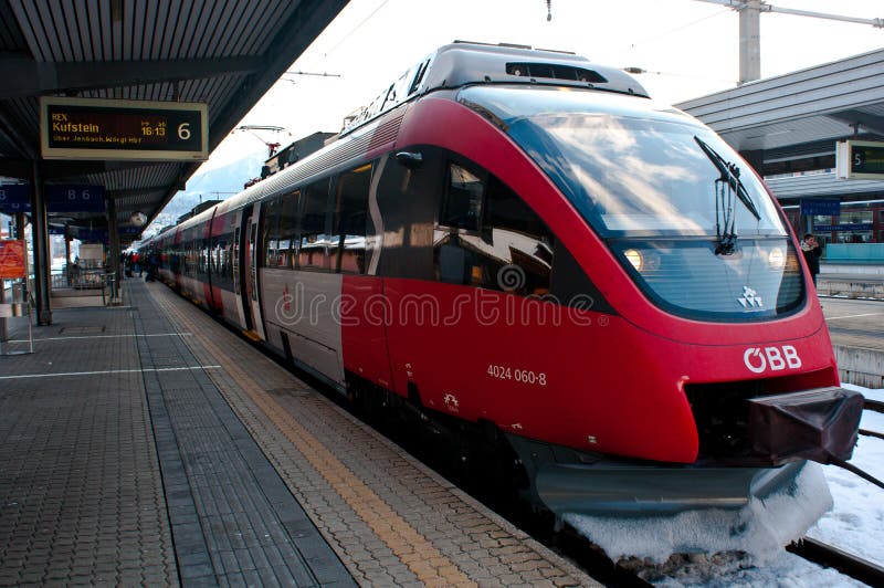 Austria soelden 28 de enero de 2012 : tren eléctrico en la estación de ferrocarril de austrián foto de archivo
