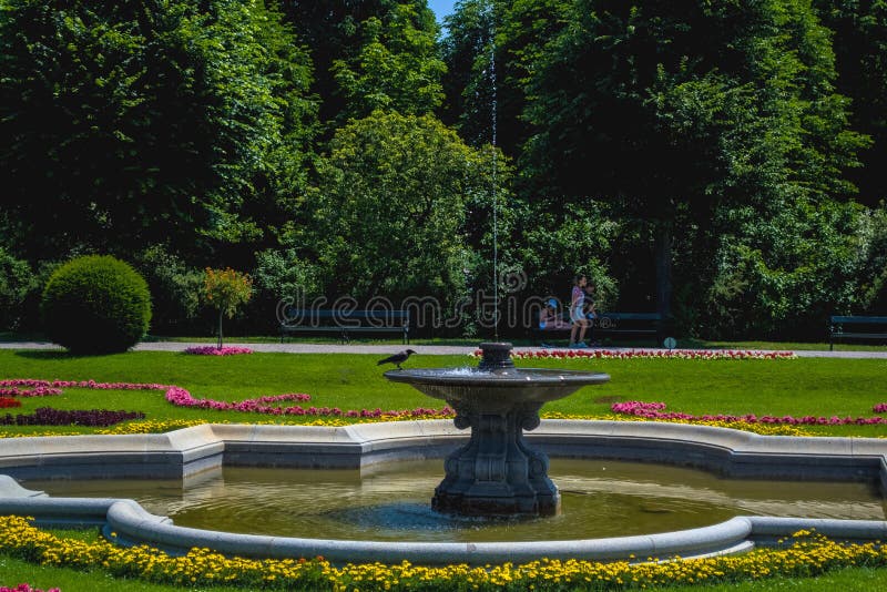 15 06 2019 Austria, Viena Una vista y el lugar turístico el parque y el territorio de Schoenbrunn con los jardines, el invernader imagen de archivo 15 06 2019 Austria, Viena Una vista y el lugar turístico el parque y el territorio de Schoenbrunn con los jardines, el invernader imagen de archivo