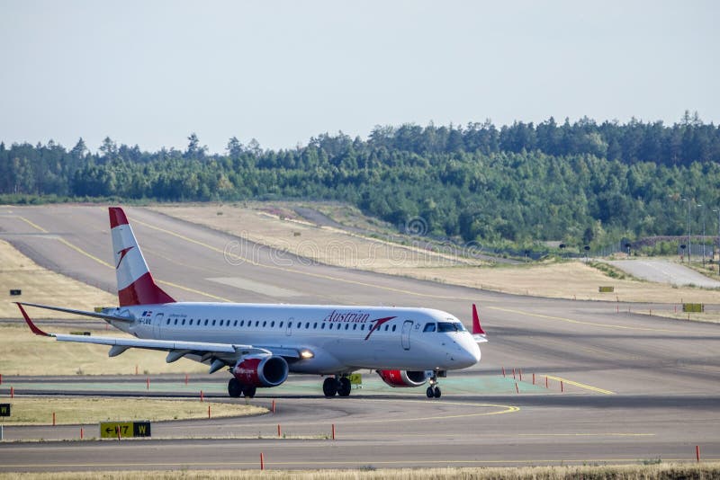 Austrian Airlines, Embraer ERJ - taxi 195 imágenes de archivo libres de regalías