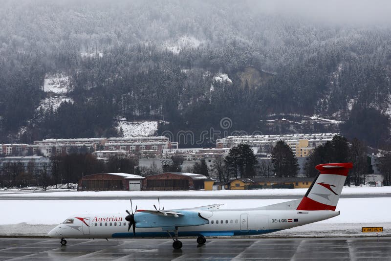 Austrian Airlines nivålandning på den snöig landningsbanan, Innsbruck flygplats arkivfoto