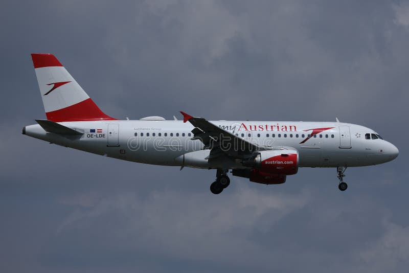 Austrian Airlines som flyger upp i molnen. Austrian Airlines stråle som att närma sig flygplatsen