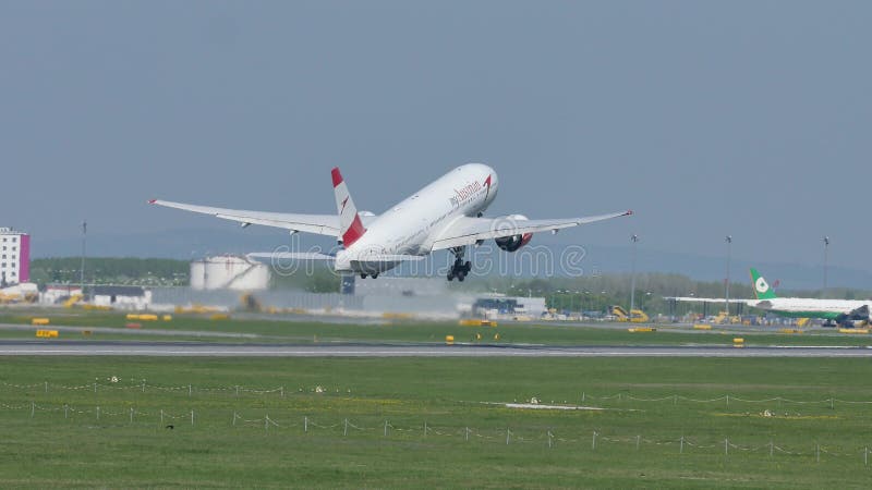 Austrian Airlines spritzen, entfernend von Wien-Flughafen, KONKURRIEREN, auf Rollbahn