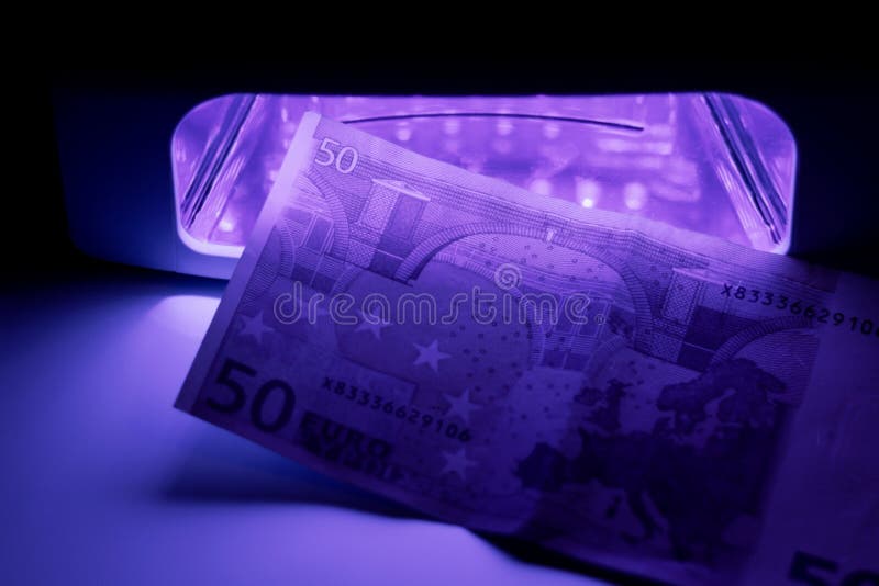Autentisering med infrarött ljus vid detektorn Pappersräkning i ultraviolett färg 50 euro royaltyfria bilder Autentisering med infrarött ljus vid detektorn Pappersräkning i ultraviolett färg 50 euro royaltyfria bilder