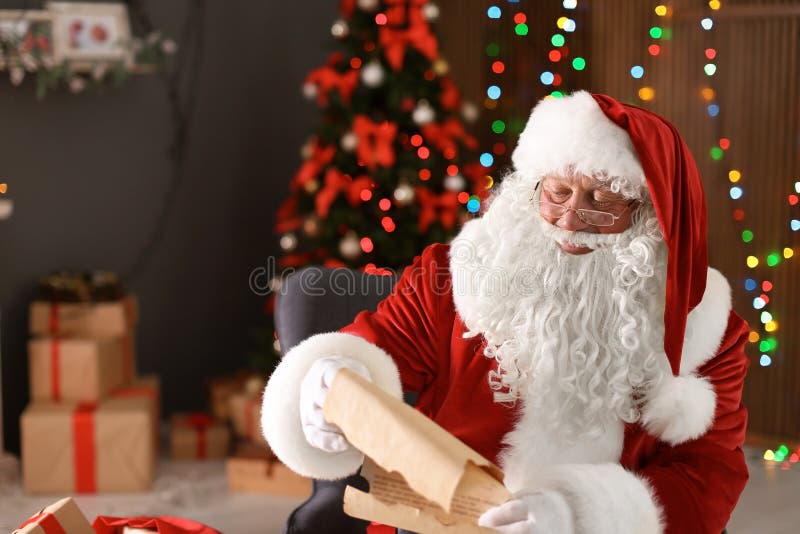 Autentisk Santa Claus läs- önskelista arkivfoton Autentisk Santa Claus läs- önskelista arkivfoton