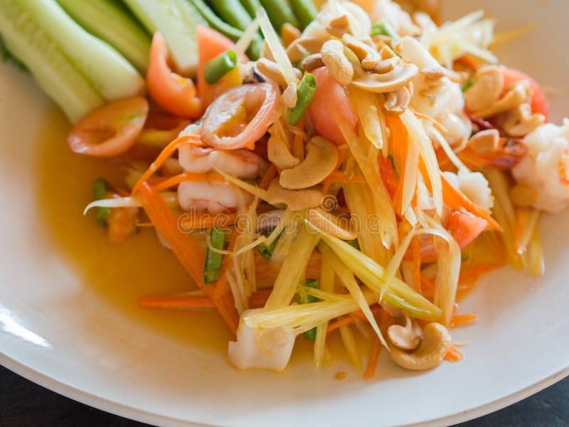 Autentisk traditionell sallad med den gröna papayaen, nya grönsaker och örter, skaldjur på plattan i thailändsk restaurang royaltyfri foto Autentisk traditionell sallad med den gröna papayaen, nya grönsaker och örter, skaldjur på plattan i thailändsk restaurang royaltyfri foto