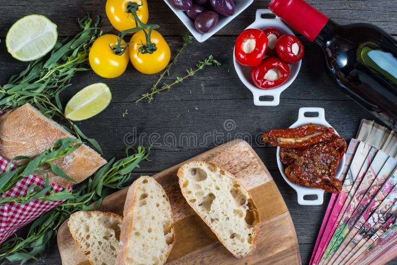 Autentyczny hiszpański tapas wybór na drewnianym stole od above fotografia royalty free Autentyczny hiszpański tapas wybór na drewnianym stole od above fotografia royalty free