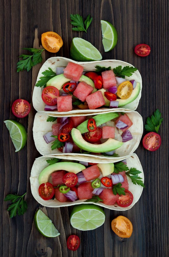 Autentyczny meksykanin piec na grillu rybiego tacos z arbuzem Pico De Gallo zdjęcie stock Autentyczny meksykanin piec na grillu rybiego tacos z arbuzem Pico De Gallo zdjęcie stock