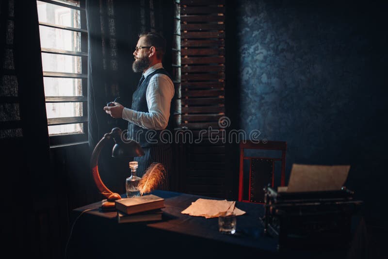 Auteur barbu en verres fumant une cigarette image libre de droits Auteur barbu en verres fumant une cigarette image libre de droits