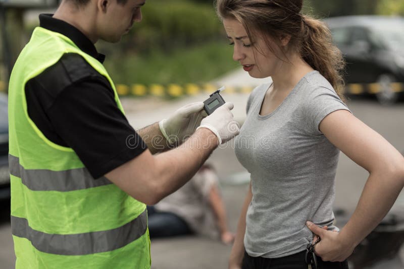 Photo libre de droit de Conducteur En Raison Dêtre Soumis À Un Test De  Teneur En Alcool Avec Lutilisation De Lalcootest banque d'images et plus  d'images libres de droit de Alcool - iStock