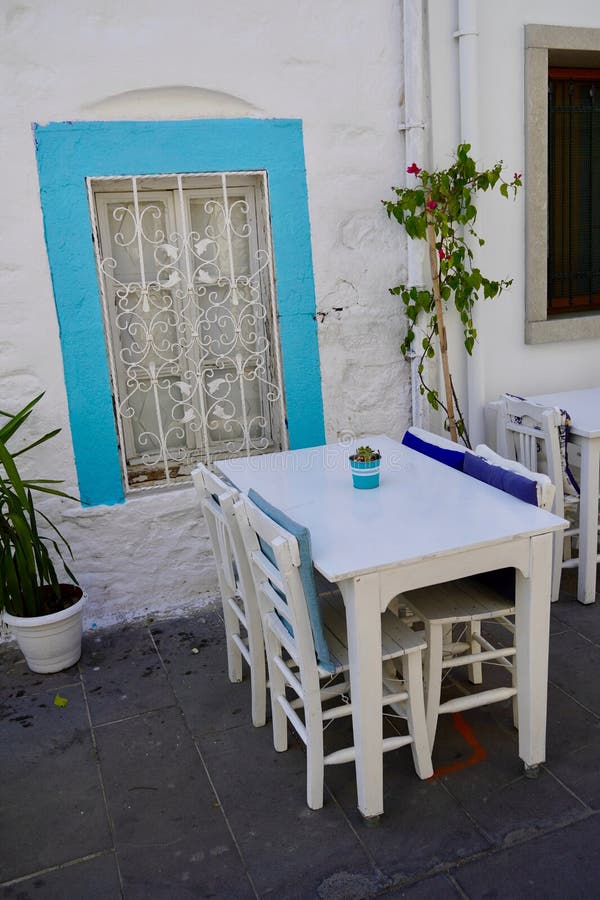 Authentieke drumstraten op zee. blauw venster witte tafels straat traditioneel turks bodrum café. luie buitencafé