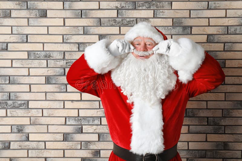 Authentische Santa Claus nahe Backsteinmauer lizenzfreies stockfoto Authentische Santa Claus nahe Backsteinmauer lizenzfreies stockfoto