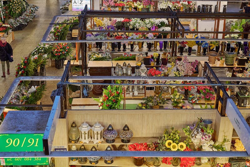 Authentischer polnischer Landwirtlebensmittelmarkt in der alten Stadt, Hauptplatz mit traditionellen bunten und festlichen Waren lizenzfreies stockbild Authentischer polnischer Landwirtlebensmittelmarkt in der alten Stadt, Hauptplatz mit traditionellen bunten und festlichen Waren lizenzfreies stockbild