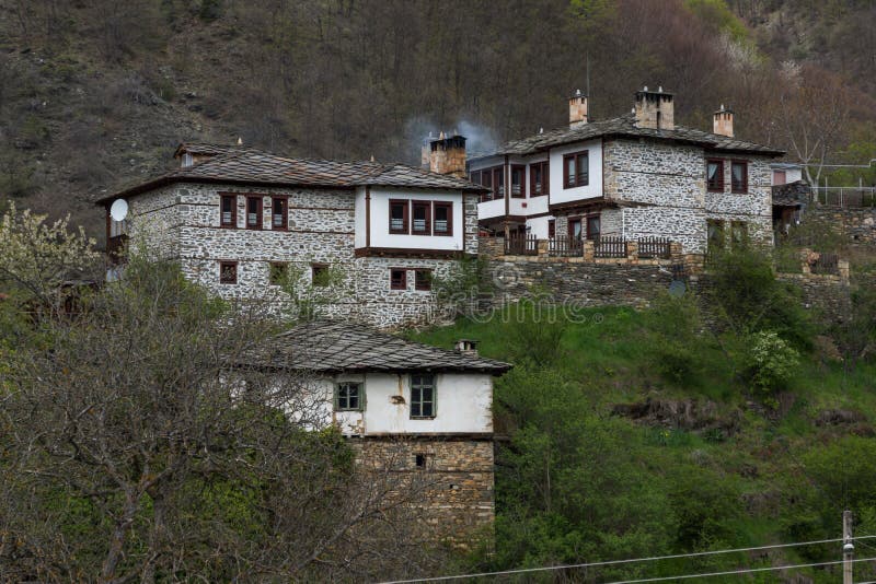 Authentisches Dorf von Kosovo mit Häusern des 19. Jahrhunderts, Bulgarien lizenzfreie stockfotos Authentisches Dorf von Kosovo mit Häusern des 19. Jahrhunderts, Bulgarien lizenzfreie stockfotos
