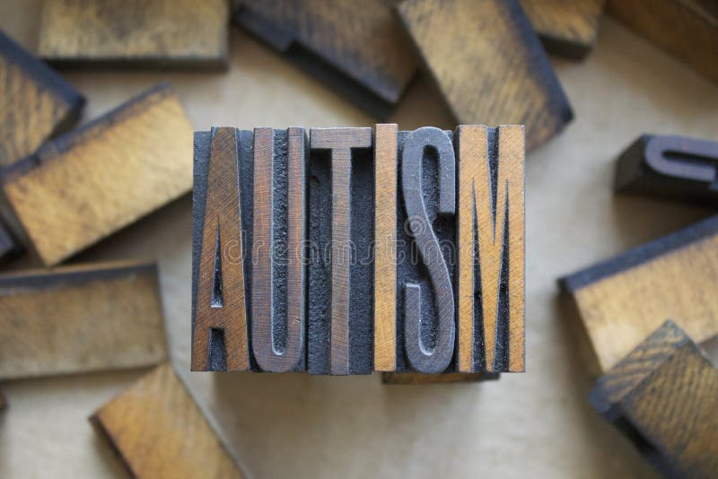 Una palabra autismo escrito en antiguo madera el texto del libro Tipo.