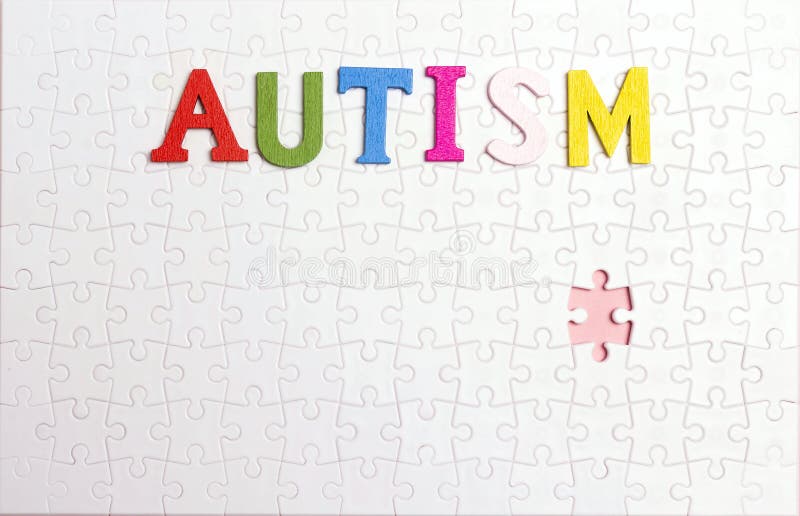 Autismo de la palabra en el fondo del rompecabezas blanco Día de la conciencia del autismo