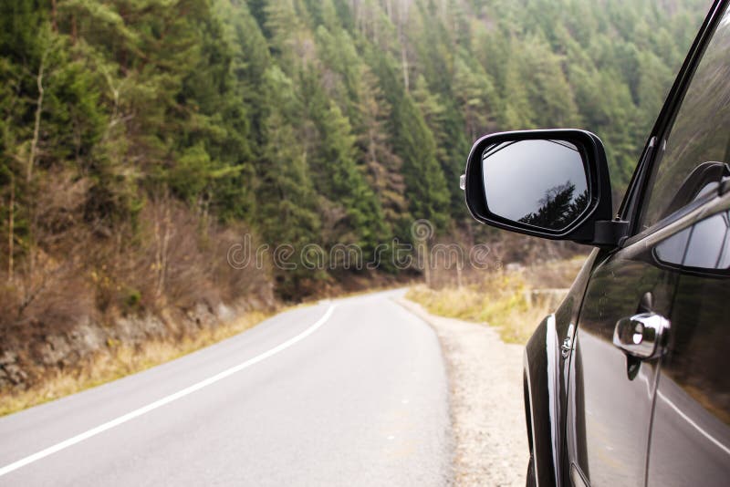 Auto Auf Der Autobahn Von Wald Im Hintergrund Stockfoto Bild Von Hintergrund Autobahn